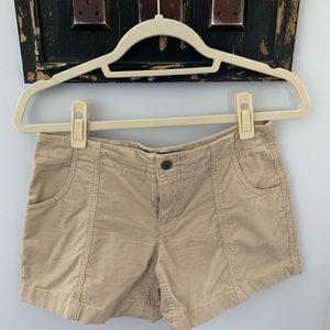 Ladies Vineyard Vines shorts sz 2 tan